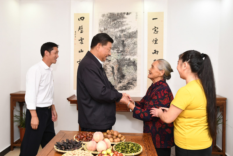 　　9月16日至18日，中共中央總書記、國家主席、中央軍委主席習近平在河南考察。這是16日下午，習近平在信陽市新縣田鋪鄉(xiāng)田鋪大塆“老家寒舍”民宿店，同店主一家親切交談。 新華社記者 謝環(huán)馳 攝
