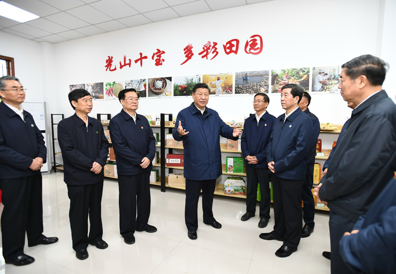 9月16日至18日，中共中央總書記、國家主席、中央軍委主席習近平在河南考察。這是17日上午，習近平在信陽市光山縣文殊鄉(xiāng)東岳村文化接待中心，了解光山縣脫貧工作和中辦在光山縣扶貧工作情況。新華社記者 謝環(huán)馳 攝