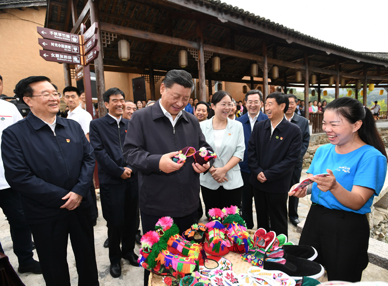 　　9月16日至18日，中共中央總書記、國家主席、中央軍委主席習近平在河南考察。這是16日下午，習近平在信陽市新縣田鋪鄉(xiāng)田鋪大塆考察調研。 新華社記者 謝環(huán)馳 攝