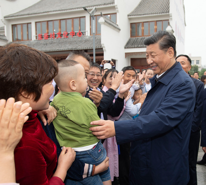 9月16日至18日，中共中央總書記、國家主席、中央軍委主席習近平在河南考察。這是17日上午，習近平在信陽市光山縣文殊鄉(xiāng)東岳村同鄉(xiāng)親們親切交流，祝愿鄉(xiāng)親們生活芝麻開花節(jié)節(jié)高。新華社記者 謝環(huán)馳 攝