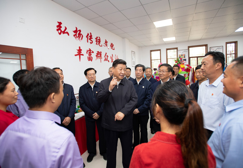 9月16日至18日，中共中央總書記、國家主席、中央軍委主席習近平在河南考察。這是17日上午，習近平在信陽市光山縣文殊鄉(xiāng)東岳村文化接待中心，同當地脫貧致富帶頭人親切交流，勉勵他們帶動更多鄉(xiāng)親們致富。新華社記者 謝環(huán)馳 攝