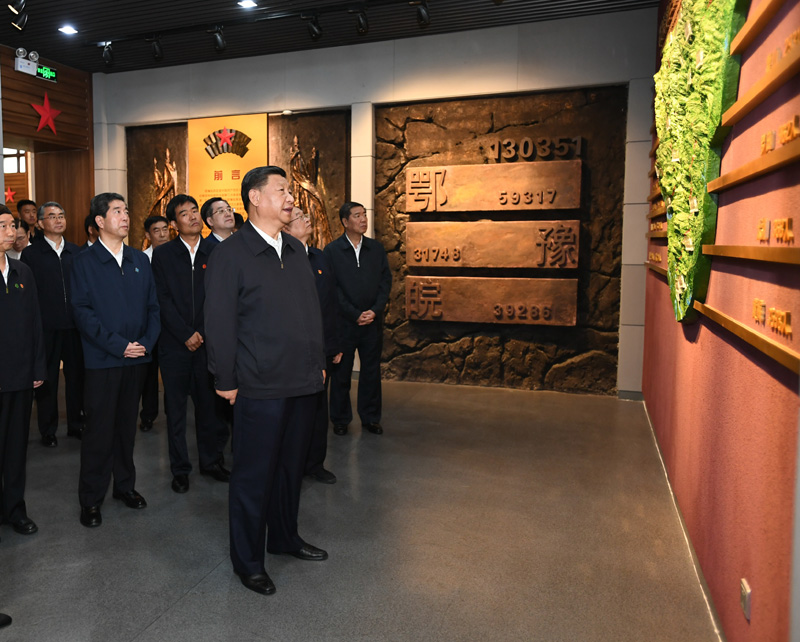 9月16日至18日，中共中央總書記、國家主席、中央軍委主席習近平在河南考察。這是16日下午，習近平來到位于信陽市新縣的鄂豫皖蘇區(qū)首府烈士陵園，瞻仰革命烈士紀念堂。 新華社記者 謝環(huán)馳 攝