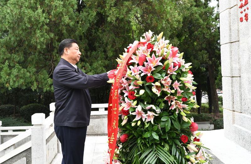 　　9月16日至18日，中共中央總書記、國家主席、中央軍委主席習近平在河南考察。這是16日下午，習近平來到位于信陽市新縣的鄂豫皖蘇區(qū)首府烈士陵園，瞻仰革命烈士紀念碑，向革命先烈敬獻花籃。 新華社記者 謝環(huán)馳 攝