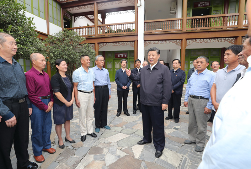 　　9月16日至18日，中共中央總書記、國家主席、中央軍委主席習近平在河南考察。這是16日下午，習近平在位于信陽市新縣的鄂豫皖蘇區(qū)首府革命博物館，同當地紅軍后代、革命烈士家屬代表親切交談。 新華社記者 鞠鵬 攝
