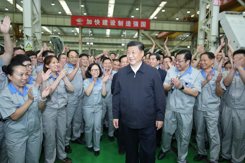 9月16日至18日，中共中央總書記、國家主席、中央軍委主席習近平在河南考察。這是17日下午，習近平在鄭州煤礦機械集團股份有限公司總裝車間同工人們親切交流，鼓勵他們加強自主創(chuàng)新，爭創(chuàng)發(fā)展戰(zhàn)略優(yōu)勢。新華社記者 鞠鵬 攝