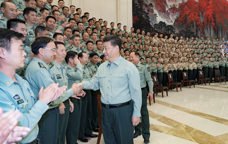 9月16日至18日，中共中央總書記、國家主席、中央軍委主席習近平在河南考察。這是18日上午，習近平在鄭州親切接見駐河南部隊副師職以上領導干部和團級單位主官，代表黨中央和中央軍委向駐河南部隊全體官兵致以誠摯問候。新華社記者 李剛 攝