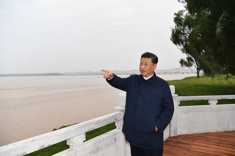 9月16日至18日，中共中央總書記、國家主席、中央軍委主席習近平在河南考察。這是17日下午，習近平在鄭州黃河國家地質公園，眺望黃河鄭州段。新華社記者 謝環(huán)馳 攝