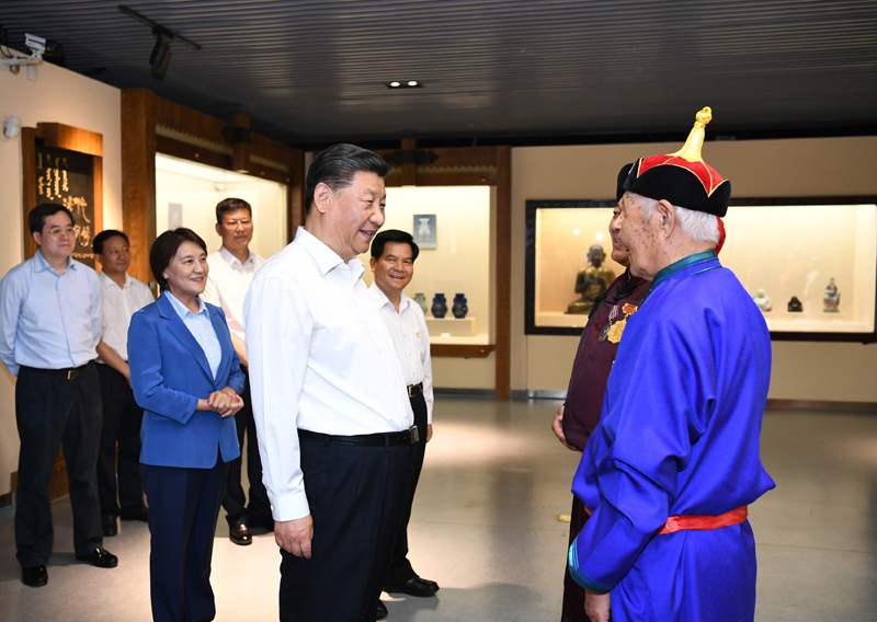 7月15日至16日，中共中央總書記、國(guó)家主席、中央軍委主席習(xí)近平在內(nèi)蒙古考察并指導(dǎo)開展“不忘初心、牢記使命”主題教育。這是15日上午，習(xí)近平在赤峰博物館同古典民族史詩(shī)《格薩（斯）爾》非物質(zhì)文化遺產(chǎn)傳承人親切交談。