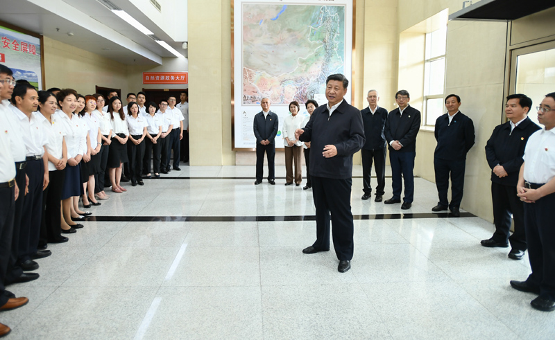 7月15日至16日，中共中央總書記、國(guó)家主席、中央軍委主席習(xí)近平在內(nèi)蒙古考察并指導(dǎo)開展“不忘初心、牢記使命”主題教育。這是16日上午，習(xí)近平到內(nèi)蒙古自治區(qū)自然資源廳，實(shí)地調(diào)研指導(dǎo)開展“不忘初心、牢記使命”主題教育。