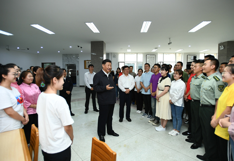 7月15日至16日，中共中央總書記、國(guó)家主席、中央軍委主席習(xí)近平在內(nèi)蒙古考察并指導(dǎo)開展“不忘初心、牢記使命”主題教育。這是16日上午，習(xí)近平在內(nèi)蒙古大學(xué)圖書館同學(xué)生們親切交談，勉勵(lì)他們志存高遠(yuǎn)、腳踏實(shí)地、發(fā)奮圖強(qiáng)。