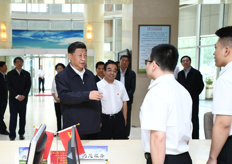 7月15日至16日，中共中央總書記、國(guó)家主席、中央軍委主席習(xí)近平在內(nèi)蒙古考察并指導(dǎo)開展“不忘初心、牢記使命”主題教育。這是16日上午，習(xí)近平在內(nèi)蒙古自治區(qū)自然資源廳自然資源政務(wù)大廳同工作人員交談，了解開展主題教育和落實(shí)便捷高效政務(wù)服務(wù)等情況。