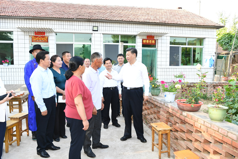 7月15日至16日，中共中央總書記、國(guó)家主席、中央軍委主席習(xí)近平在內(nèi)蒙古考察并指導(dǎo)開展“不忘初心、牢記使命”主題教育。這是15日下午，習(xí)近平在赤峰市喀喇沁旗河南街道馬鞍山村村民張國(guó)利家，同基層干部群眾代表親切交流。