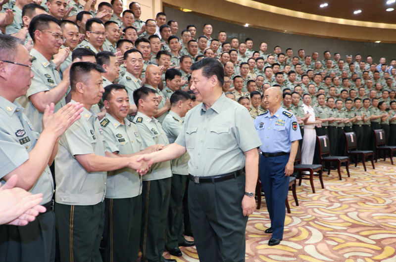 7月15日至16日，中共中央總書記、國(guó)家主席、中央軍委主席習(xí)近平在內(nèi)蒙古考察并指導(dǎo)開展“不忘初心、牢記使命”主題教育。這是16日上午，習(xí)近平在呼和浩特親切接見駐內(nèi)蒙古部隊(duì)副師職以上領(lǐng)導(dǎo)干部和團(tuán)級(jí)單位主官，代表黨中央和中央軍委向駐內(nèi)蒙古部隊(duì)全體官兵致以誠(chéng)摯問候。