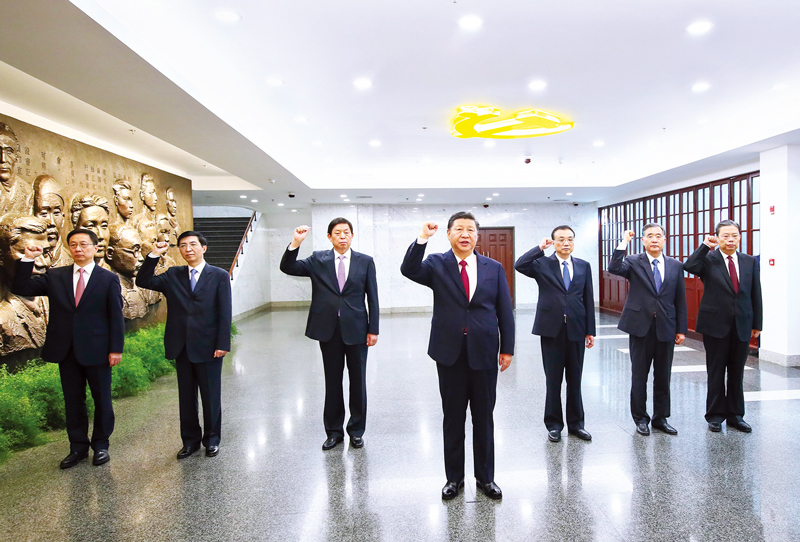　2017年10月31日，中共中央總書記、國家主席、中央軍委主席習(xí)近平帶領(lǐng)中共中央政治局常委李克強(qiáng)、栗戰(zhàn)書、汪洋、王滬寧、趙樂際、韓正，瞻仰上海中共一大會址和浙江嘉興南湖紅船。這是31日上午，在上海中共一大會址紀(jì)念館，習(xí)近平帶領(lǐng)其他中共中央政治局常委同志一起重溫入黨誓詞。 新華社記者 蘭紅光/攝