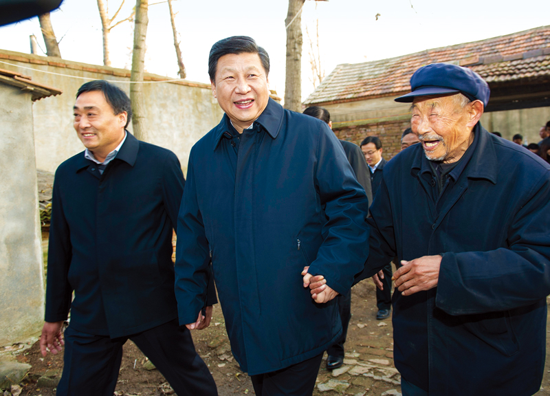 　2013年11月24日至28日，中共中央總書記、國家主席、中央軍委主席習(xí)近平在山東考察。 這是25日下午，習(xí)近平在地處沂蒙老區(qū)的臨沭縣曹莊鎮(zhèn)朱村親切地拉著83歲的“老支前”王克昌的手去他家看望。 新華社記者 謝環(huán)馳/攝