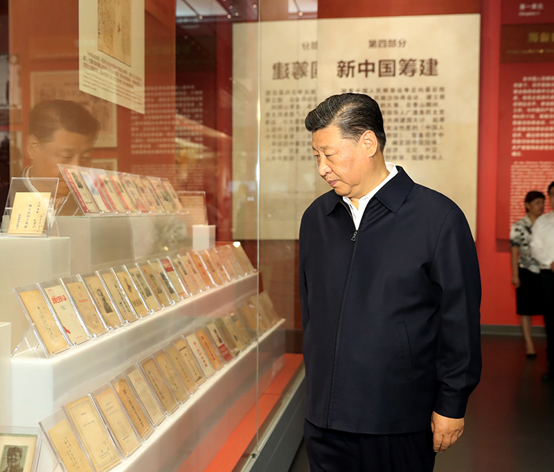 9月12日，中共中央總書記、國家主席、中央軍委主席習近平視察中共中央北京香山革命紀念地。這是習近平在香山革命紀念館參觀《為新中國奠基》主題展覽。