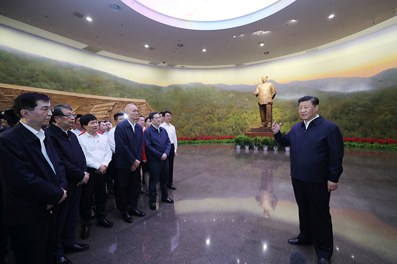 9月12日，中共中央總書記、國家主席、中央軍委主席習近平視察中共中央北京香山革命紀念地。這是習近平在香山革命紀念館參觀《為新中國奠基》主題展覽，并發(fā)表重要講話。
