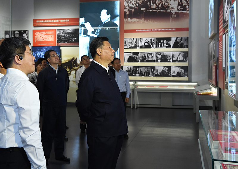 9月12日，中共中央總書記、國家主席、中央軍委主席習近平視察中共中央北京香山革命紀念地。這是習近平在香山革命紀念館參觀《為新中國奠基》主題展覽。