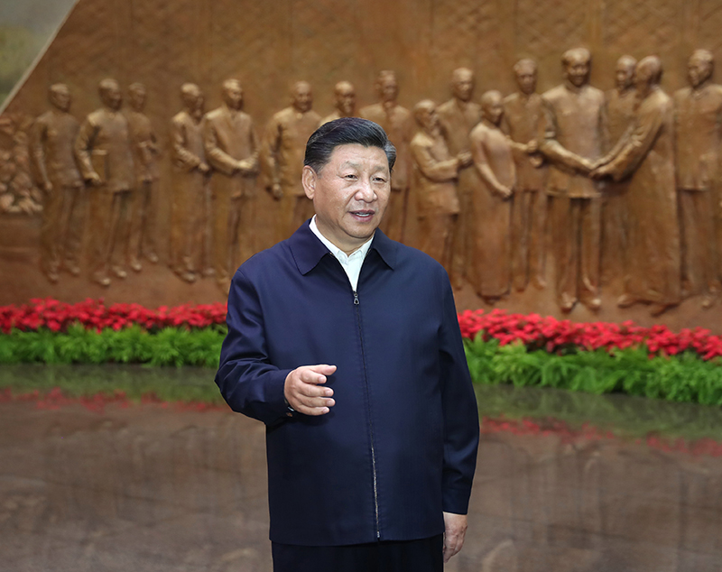 9月12日，中共中央總書記、國家主席、中央軍委主席習近平視察中共中央北京香山革命紀念地。這是習近平在香山革命紀念館參觀《為新中國奠基》主題展覽，并發(fā)表重要講話。
