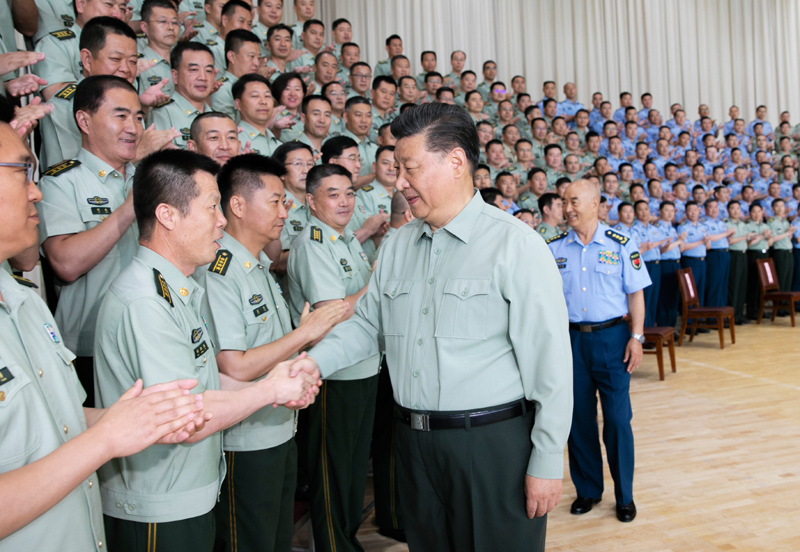 8月22日，中共中央總書記、國家主席、中央軍委主席習近平到空軍某基地視察。這是習近平親切接見駐甘肅部隊副師職以上領導干部和團級單位主官。