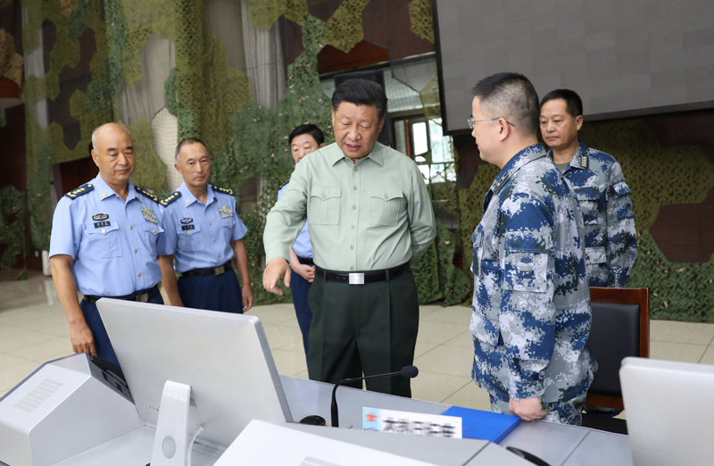 8月22日，中共中央總書記、國家主席、中央軍委主席習近平到空軍某基地視察。這是習近平察看基地作戰(zhàn)指揮中心，了解戰(zhàn)備值班和訓練情況。