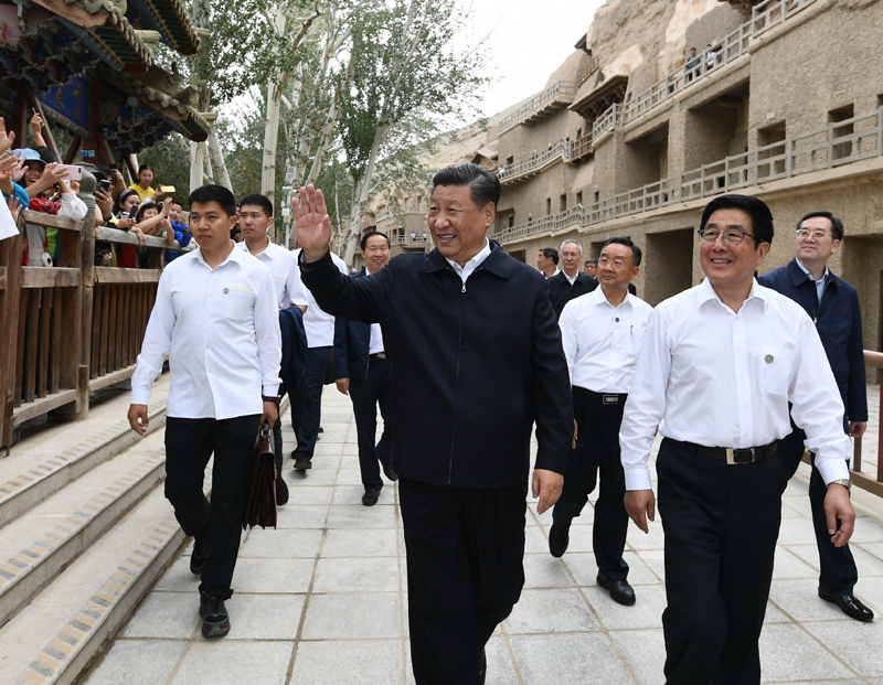 8月19日至22日，中共中央總書記、國家主席、中央軍委主席習近平在甘肅考察。這是19日下午，習近平在敦煌莫高窟考察調(diào)研時，向正在參觀的游客親切招手致意。