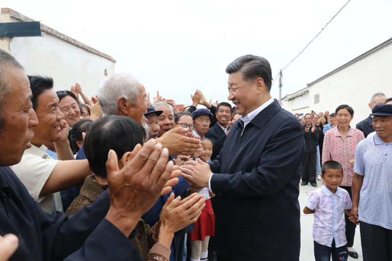 8月19日至22日，中共中央總書記、國家主席、中央軍委主席習近平在甘肅考察。這是21日上午，習近平在武威市古浪縣黃花灘生態(tài)移民區(qū)富民新村同村民親切交談。