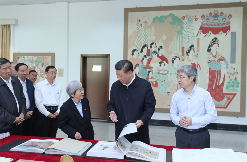 8月19日至22日，中共中央總書記、國家主席、中央軍委主席習近平在甘肅考察。這是19日下午，習近平在敦煌研究院察看珍藏文物和學術成果展示，了解文物保護和研究、弘揚優(yōu)秀歷史文化情況。