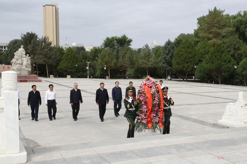 8月19日至22日，中共中央總書記、國家主席、中央軍委主席習近平在甘肅考察。這是20日上午，習近平來到張掖市高臺縣，瞻仰中國工農(nóng)紅軍西路軍紀念碑，向革命先烈敬獻花籃。