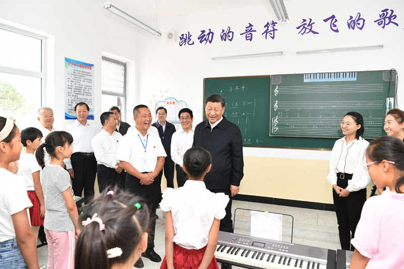 8月19日至22日，中共中央總書記、國家主席、中央軍委主席習近平在甘肅考察。這是21日上午，習近平在武威市古浪縣黃花灘生態(tài)移民區(qū)富民新村富民小學的音樂教室，認真觀看正在進行的音樂課教學。