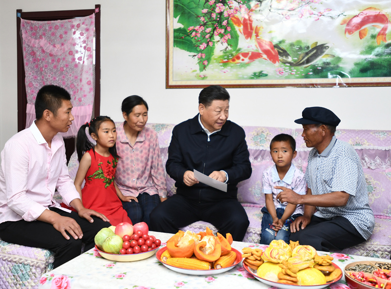 8月19日至22日，中共中央總書記、國家主席、中央軍委主席習近平在甘肅考察。這是21日上午，習近平在武威市古浪縣黃花灘生態(tài)移民區(qū)富民新村村民李應川家，同李應川一家拉家常。