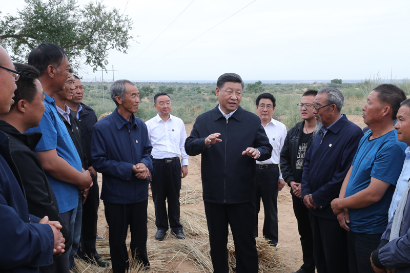 8月19日至22日，中共中央總書記、國家主席、中央軍委主席習近平在甘肅考察。這是21日上午，習近平在武威市古浪縣八步沙林場同“六老漢”代表及林場職工親切交談。