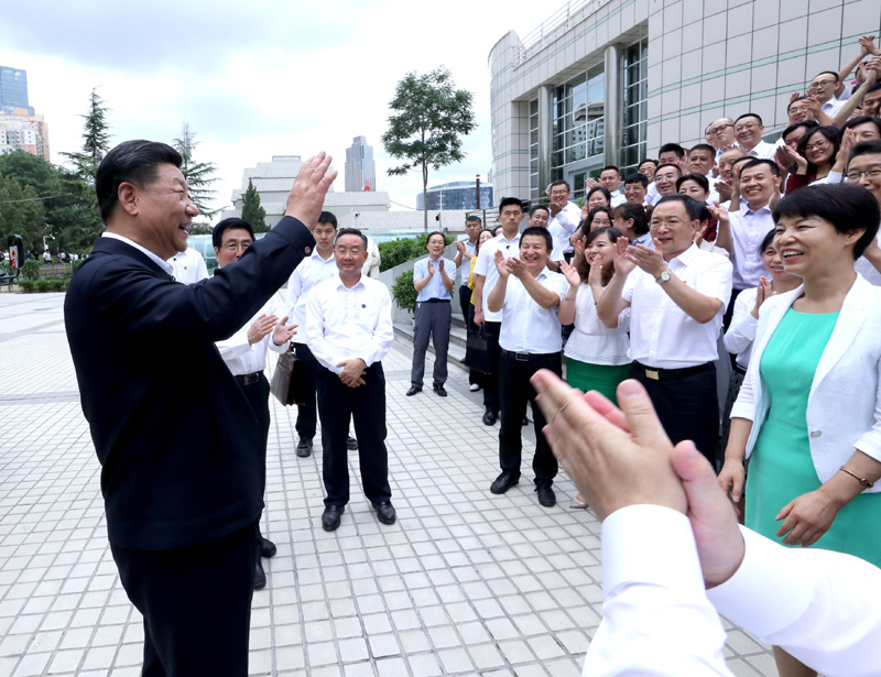 8月19日至22日，中共中央總書記、國家主席、中央軍委主席習近平在甘肅考察。這是21日下午，習近平在讀者出版集團有限公司同工作人員親切交談。