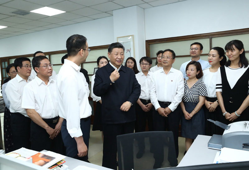 8月19日至22日，中共中央總書記、國家主席、中央軍委主席習近平在甘肅考察。這是21日下午，習近平在《讀者》編輯部同工作人員交流，勉勵他們?yōu)槿嗣裉峁└鄡?yōu)秀精神食糧。