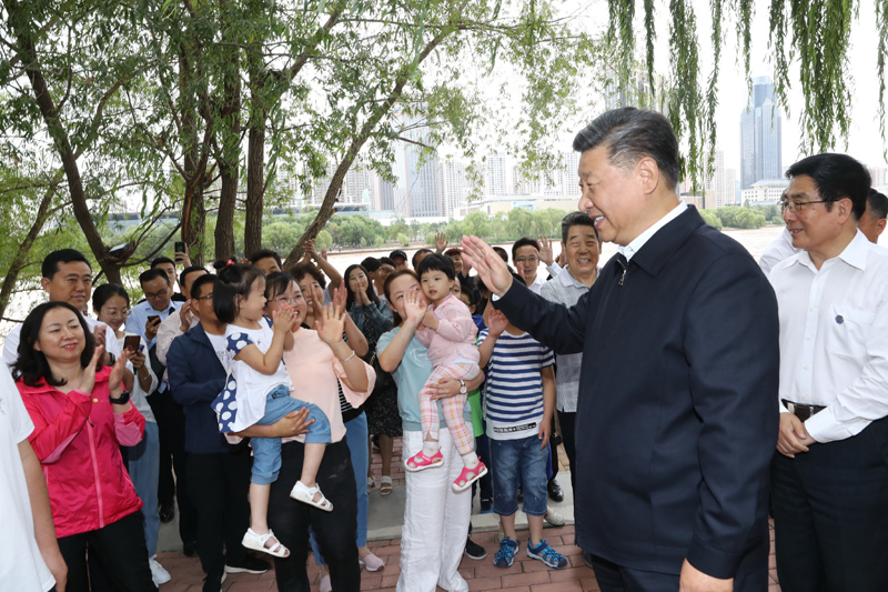 8月19日至22日，中共中央總書記、國家主席、中央軍委主席習近平在甘肅考察。這是21日下午，習近平在蘭州市黃河治理蘭鐵泵站項目點同正在休閑的群眾親切交談。