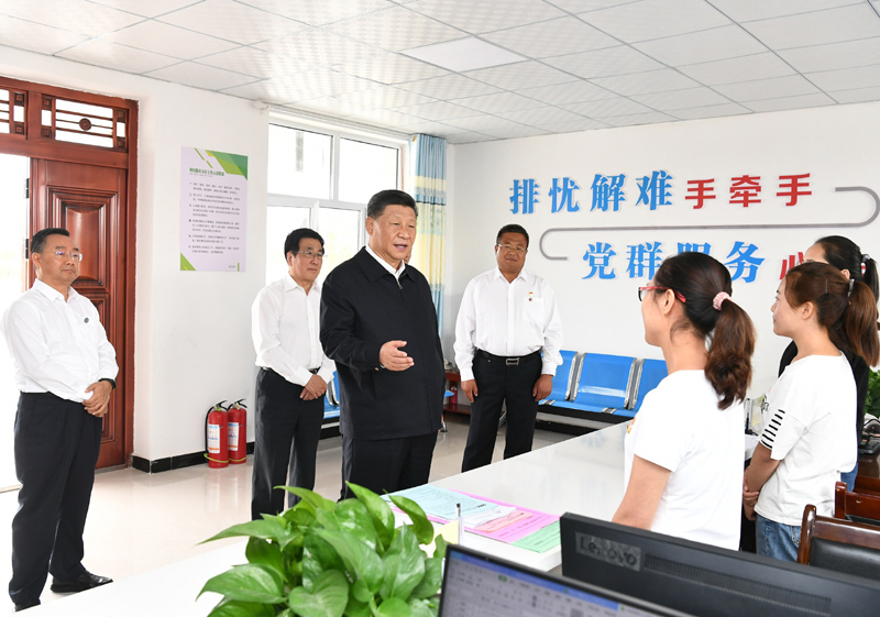 8月19日至22日，中共中央總書記、國家主席、中央軍委主席習近平在甘肅考察。這是21日上午，習近平在武威市古浪縣黃花灘生態(tài)移民區(qū)富民新村黨群服務中心考察。